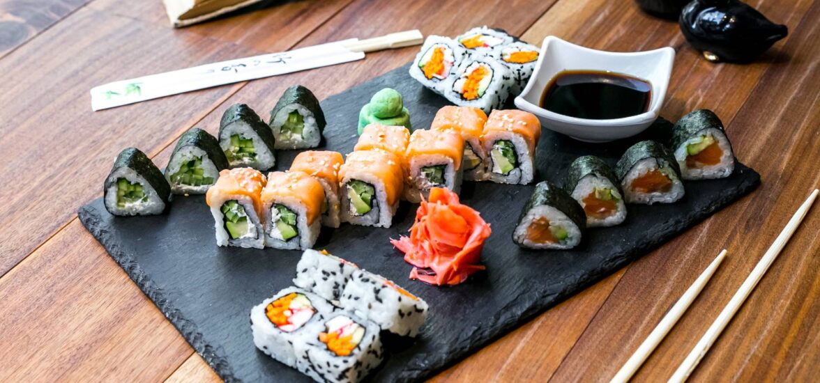 variedad de sushi entre los cuales está el maki de atún